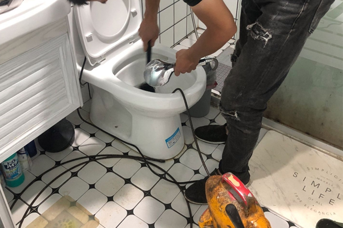 平顶山马桶堵塞自己疏通还是找师傅？专业上门服务让你省时更省心